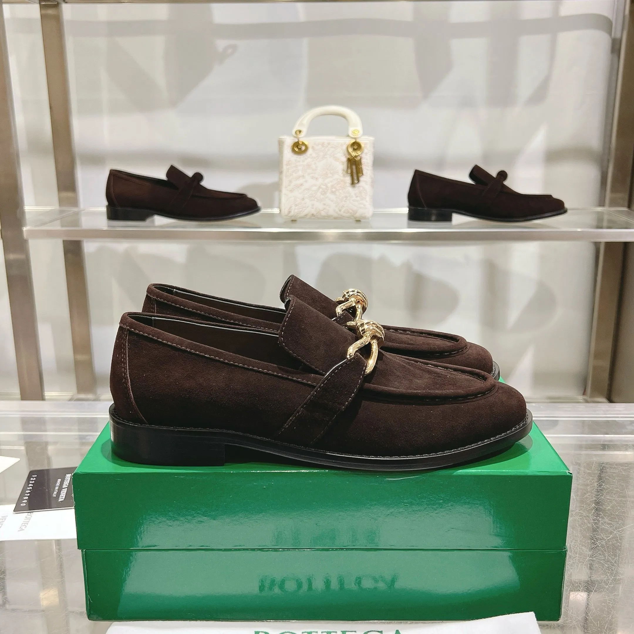 [BV] Top P: 820💰 Couple size: female 35-39 (female 40 custom-made) male 39-44 (38.45 non-refundable) Bottega Veneta 2025 counter synchronization style! Small round toe loafers! Imported leather outsole! High-grade cashmere! Solid color Niuli! Original board developed leather buckle